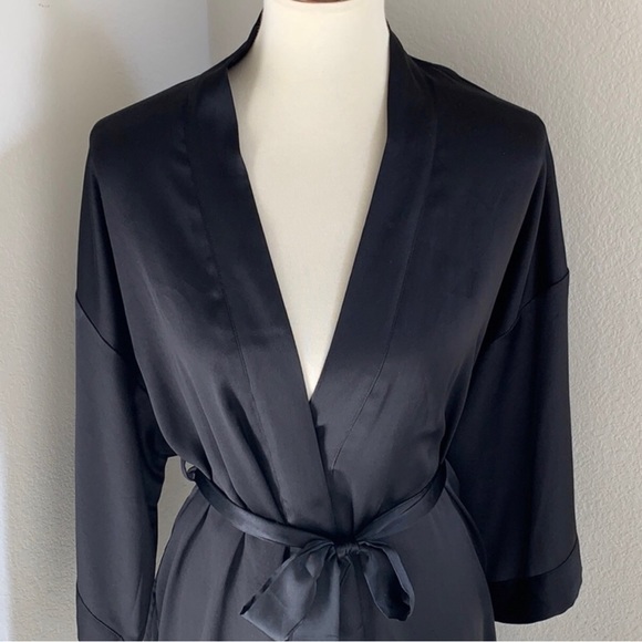 Victoria’s Secret Silky Satin Black Kimono Sleeve Belted Robe W/ Pockets Sz S/M - Picture 8 of 15